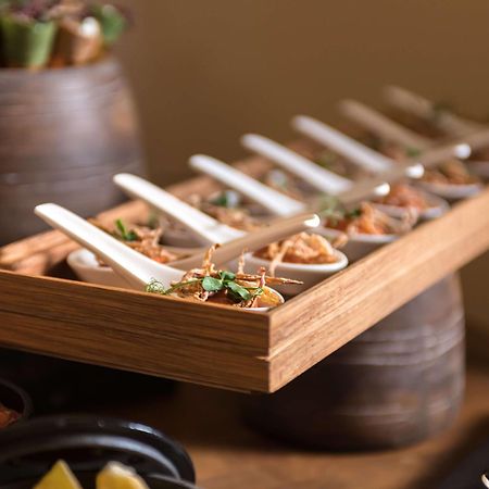 Radisson Blu Hotel Riyadh Convention And Exhibition Center ภายนอก รูปภาพ A selection of tapas