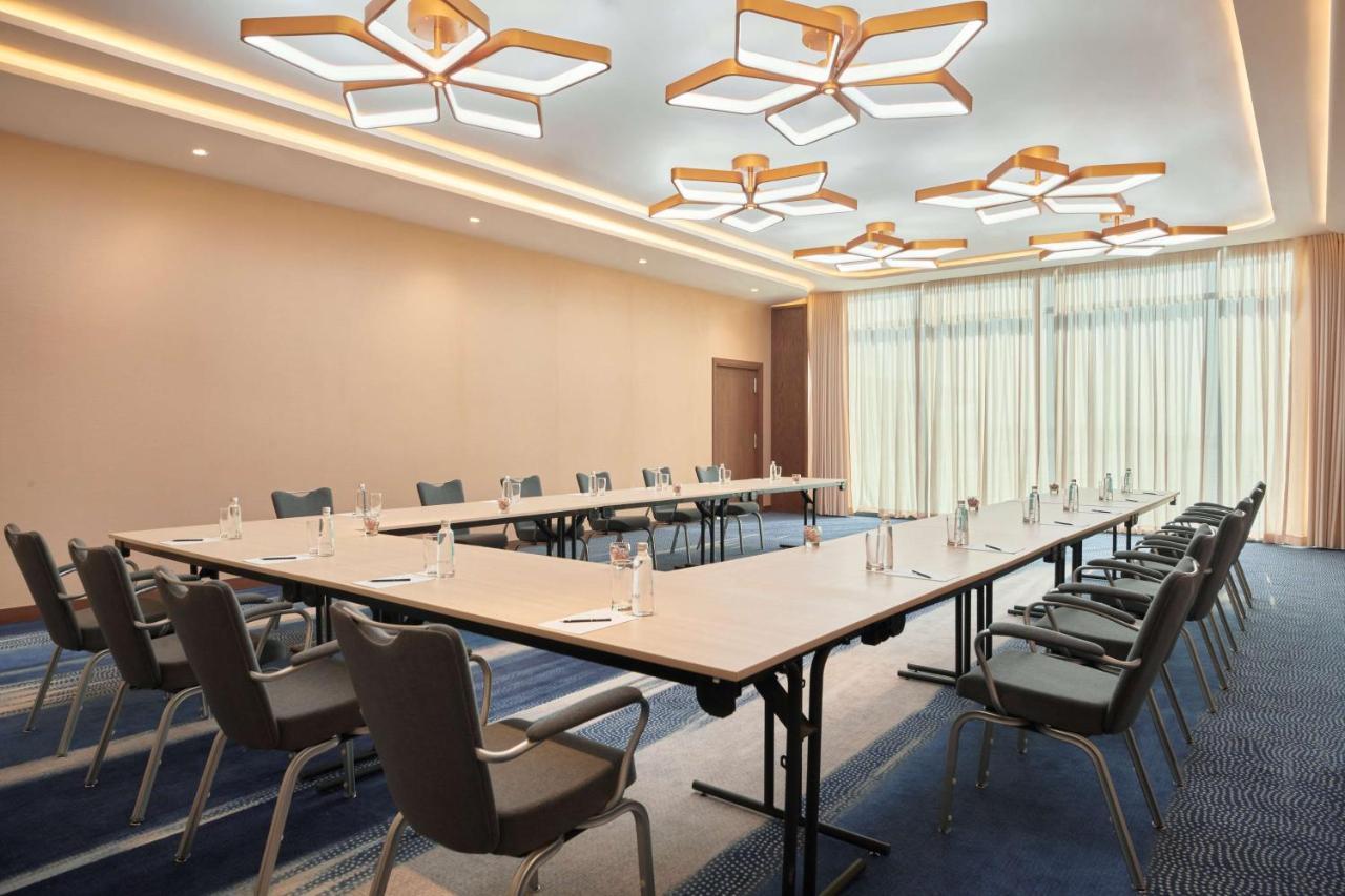 Radisson Blu Hotel Riyadh Convention And Exhibition Center ภายนอก รูปภาพ Meeting room