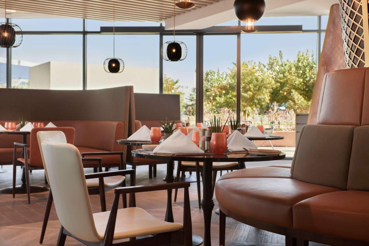Radisson Blu Hotel Riyadh Convention And Exhibition Center ภายนอก รูปภาพ The restaurant