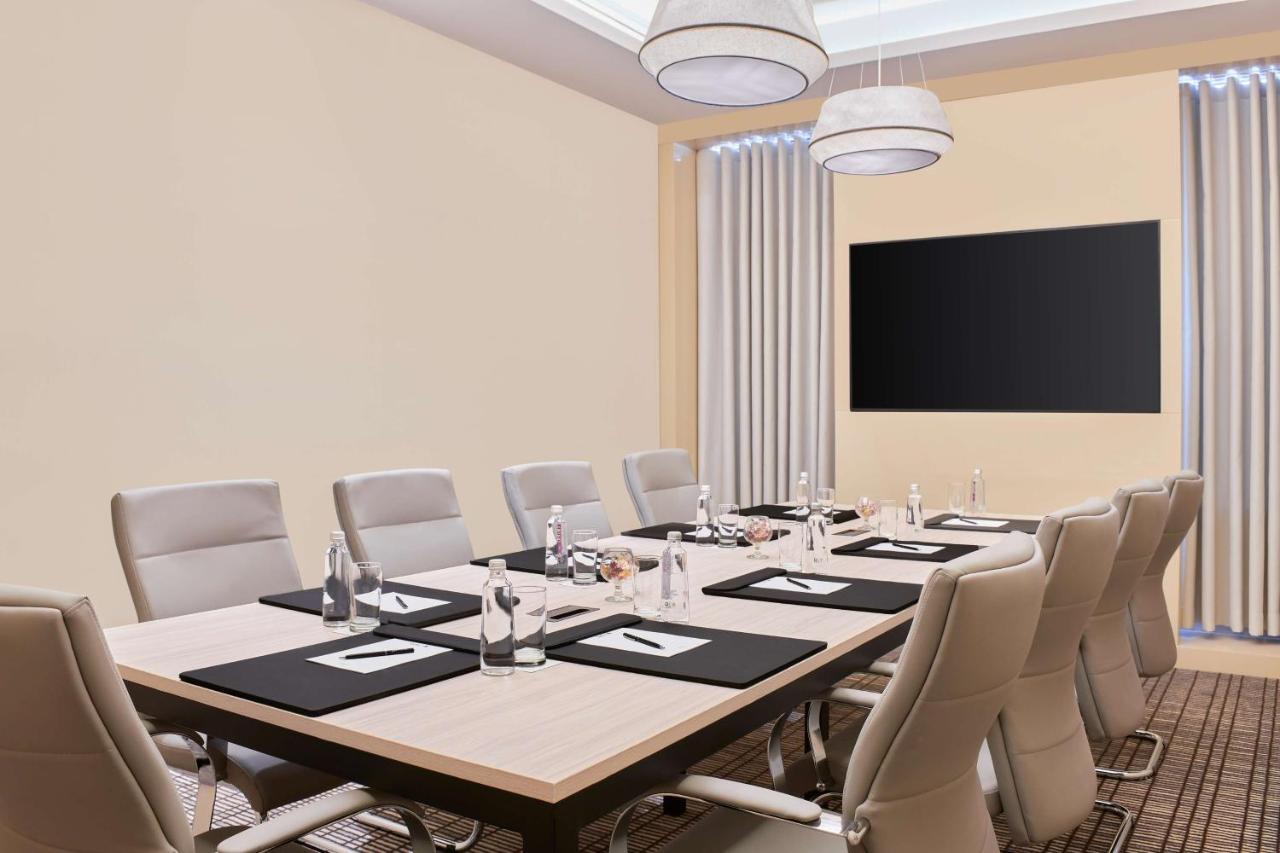 Radisson Blu Hotel Riyadh Convention And Exhibition Center ภายนอก รูปภาพ Meeting room