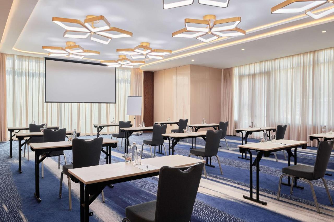 Radisson Blu Hotel Riyadh Convention And Exhibition Center ภายนอก รูปภาพ Meeting room