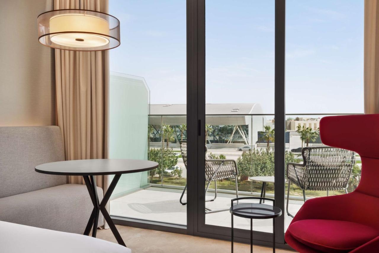 Radisson Blu Hotel Riyadh Convention And Exhibition Center ภายนอก รูปภาพ A room at the hotel