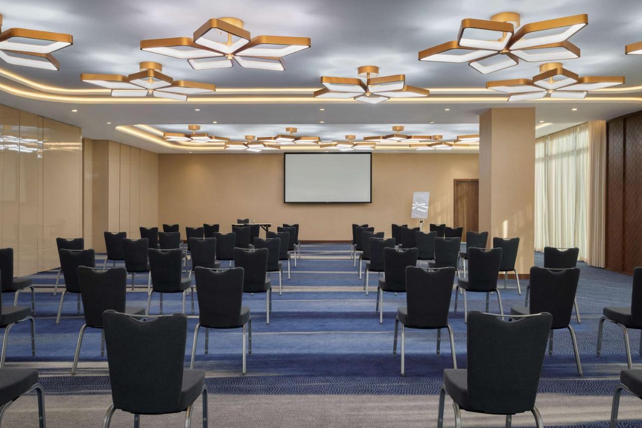 Radisson Blu Hotel Riyadh Convention And Exhibition Center ภายนอก รูปภาพ Meeting room