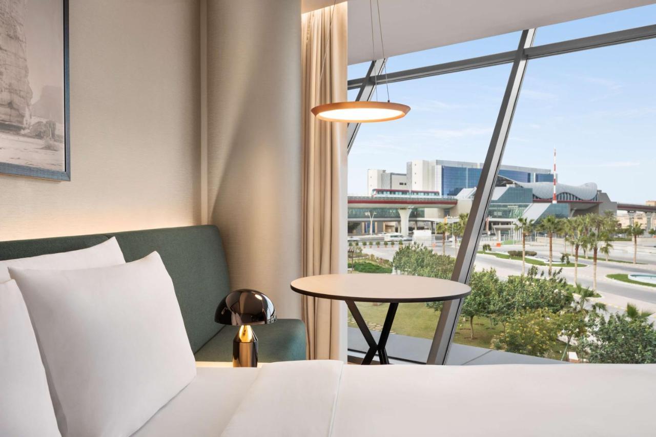 Radisson Blu Hotel Riyadh Convention And Exhibition Center ภายนอก รูปภาพ A guest room at the hotel