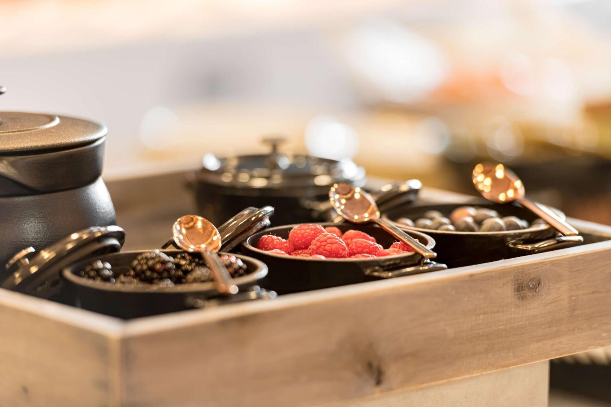 Radisson Blu Hotel Riyadh Convention And Exhibition Center ภายนอก รูปภาพ Caviar and other garnishes at a restaurant