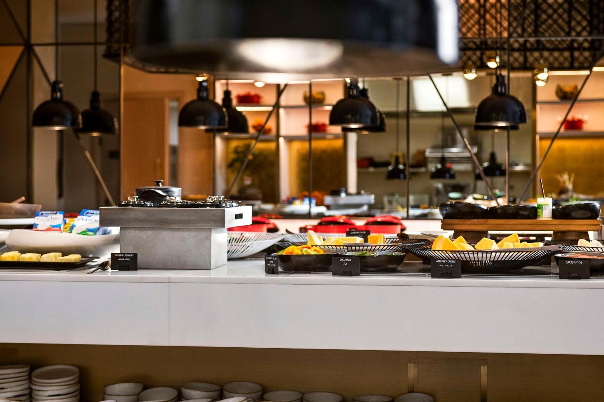 Radisson Blu Hotel Riyadh Convention And Exhibition Center ภายนอก รูปภาพ A buffet at a hotel