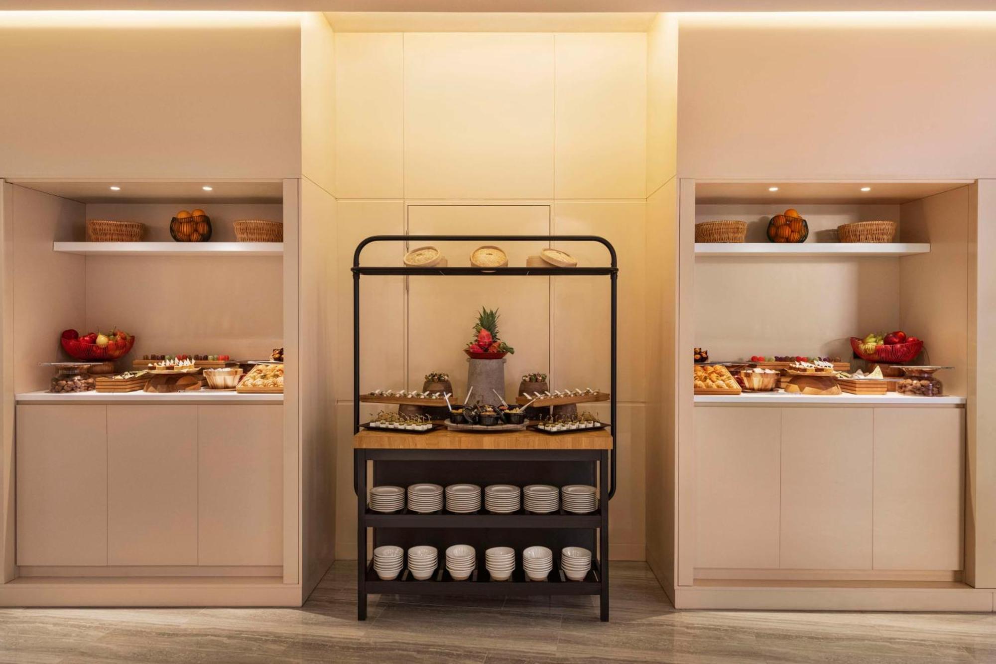 Radisson Blu Hotel Riyadh Convention And Exhibition Center ภายนอก รูปภาพ A buffet at a hotel