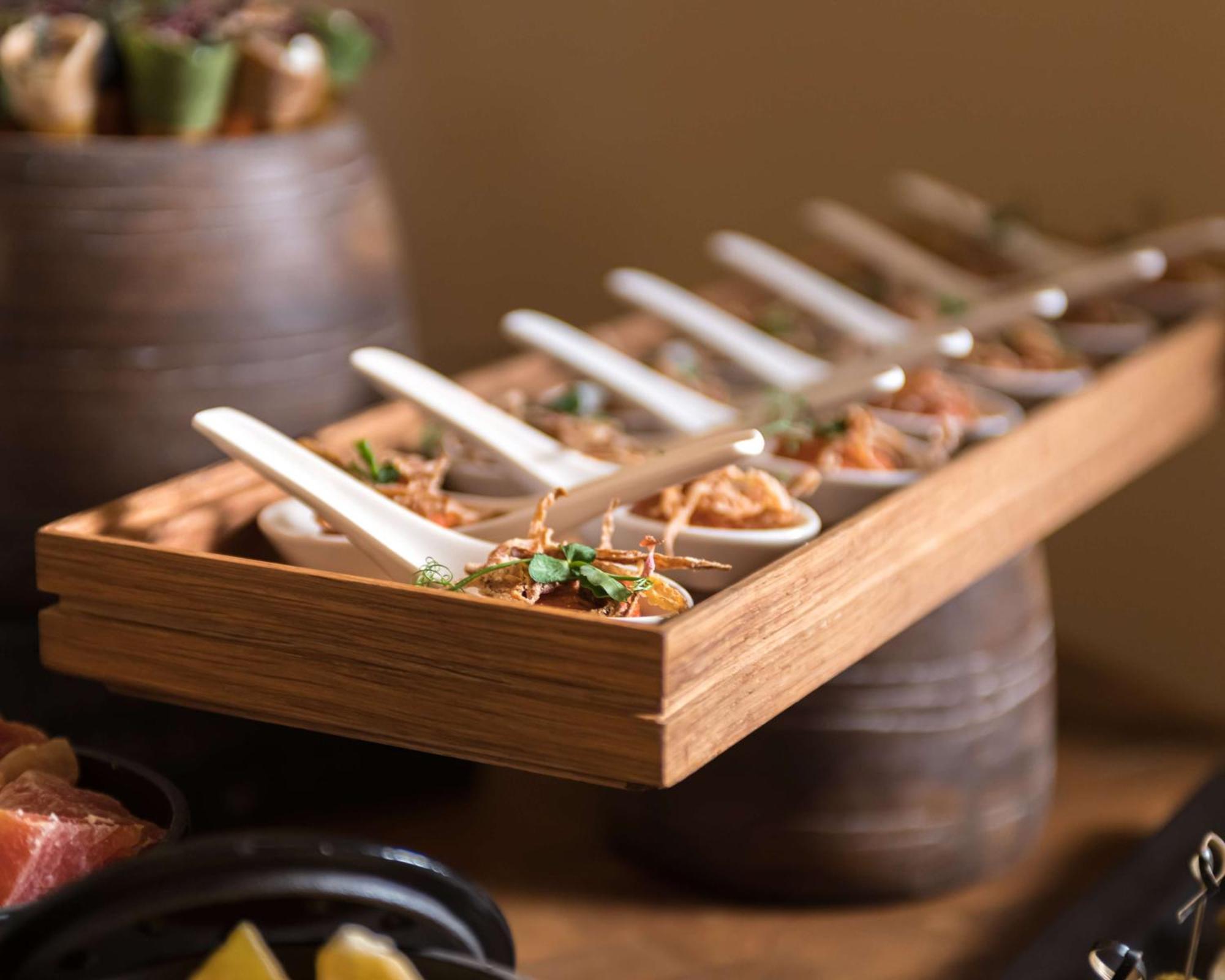 Radisson Blu Hotel Riyadh Convention And Exhibition Center ภายนอก รูปภาพ A selection of tapas