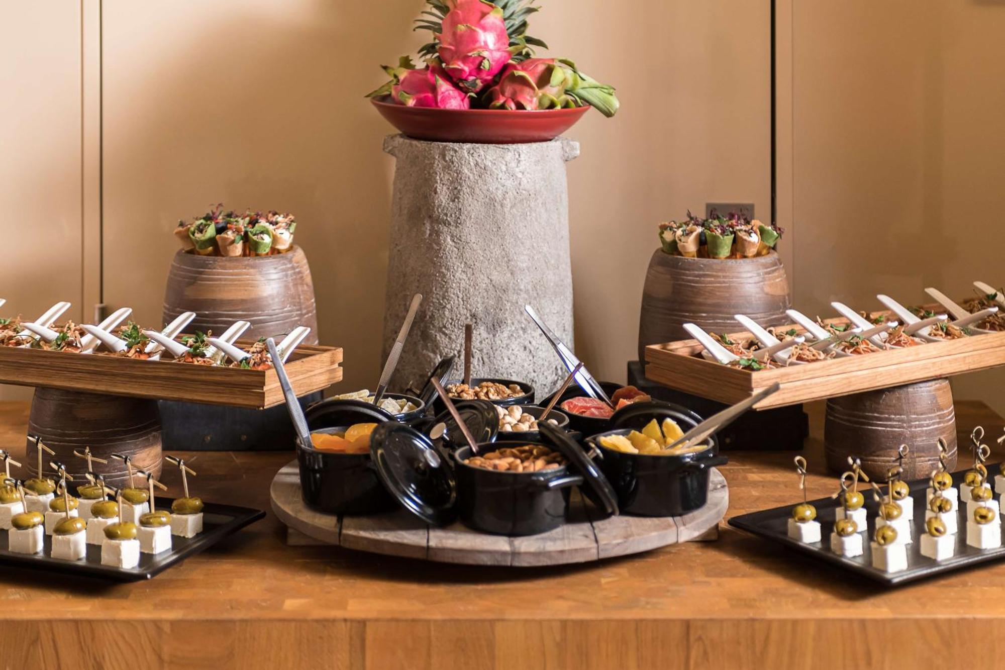 Radisson Blu Hotel Riyadh Convention And Exhibition Center ภายนอก รูปภาพ A cocktail buffet