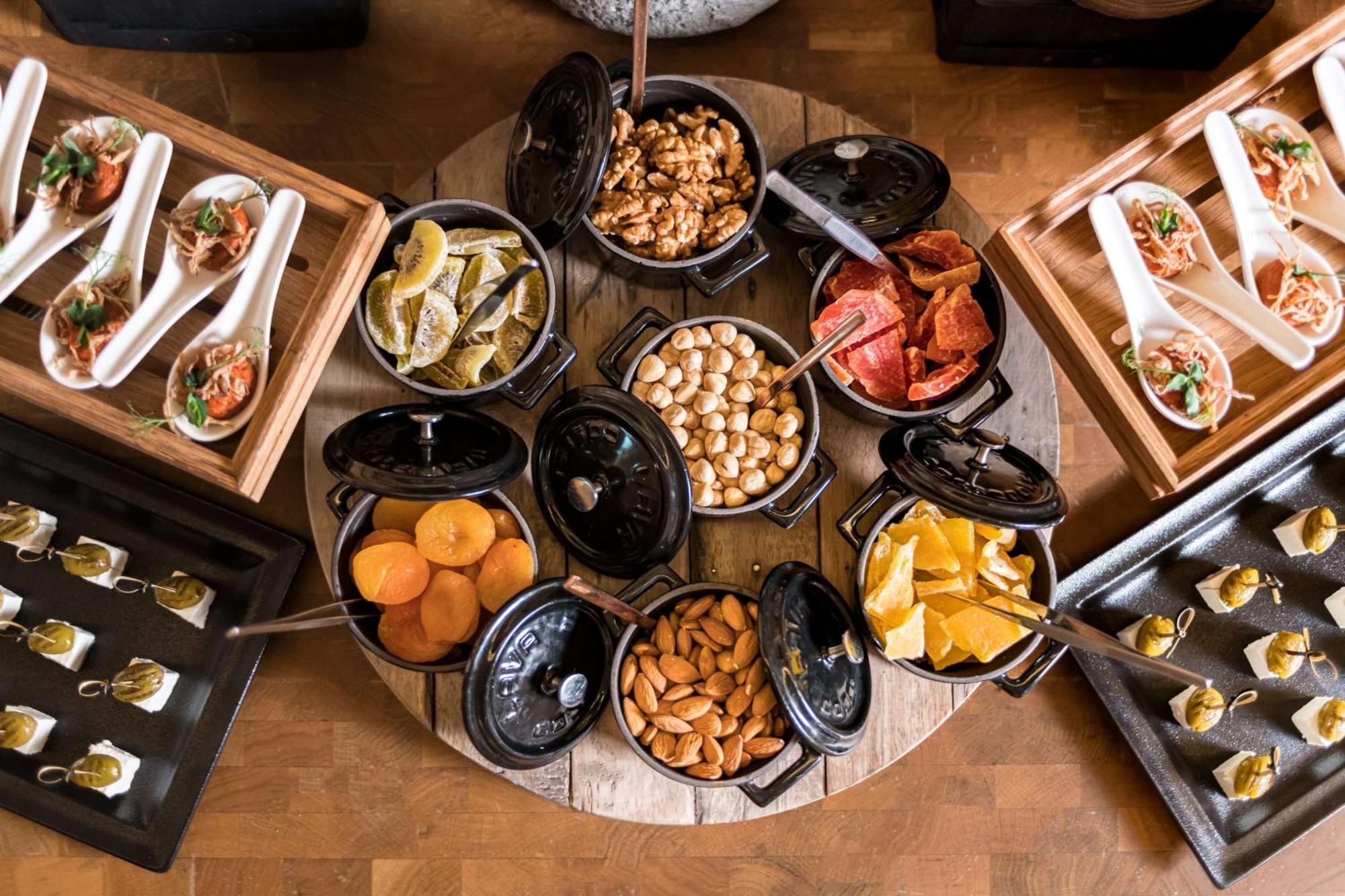 Radisson Blu Hotel Riyadh Convention And Exhibition Center ภายนอก รูปภาพ A selection of tapas