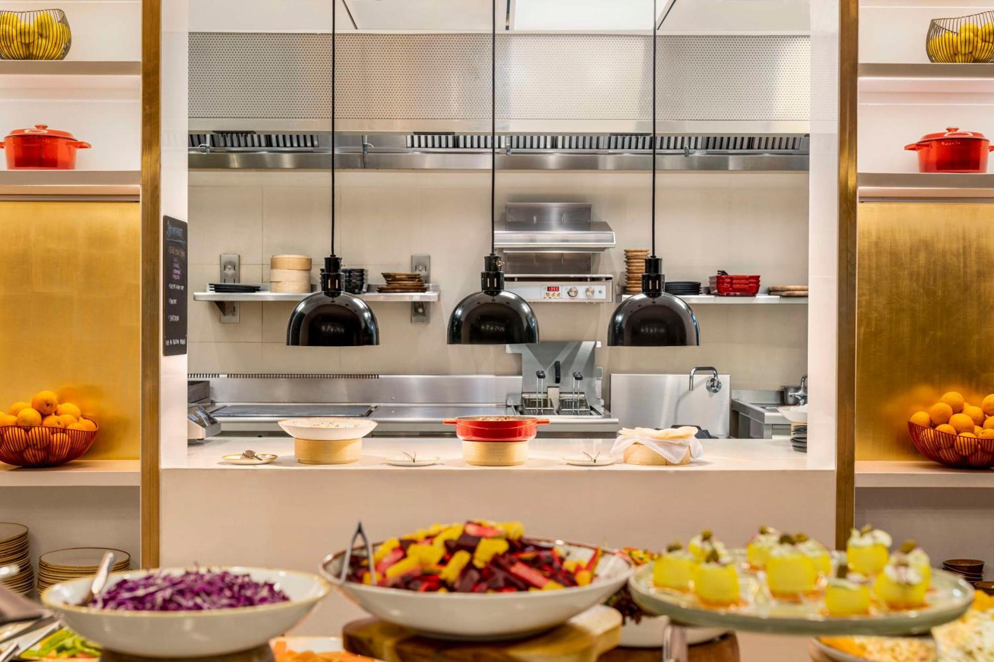 Radisson Blu Hotel Riyadh Convention And Exhibition Center ภายนอก รูปภาพ The kitchen at the restaurant