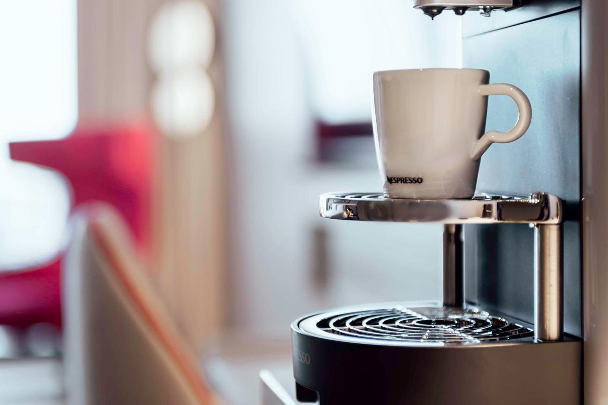Radisson Blu Hotel Riyadh Convention And Exhibition Center ภายนอก รูปภาพ A Nespresso machine
