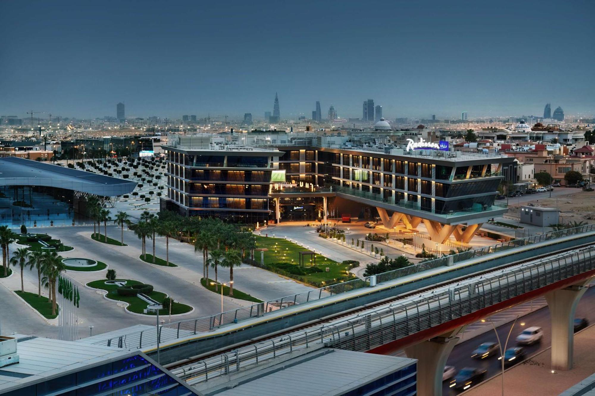 Radisson Blu Hotel Riyadh Convention And Exhibition Center ภายนอก รูปภาพ The station at night