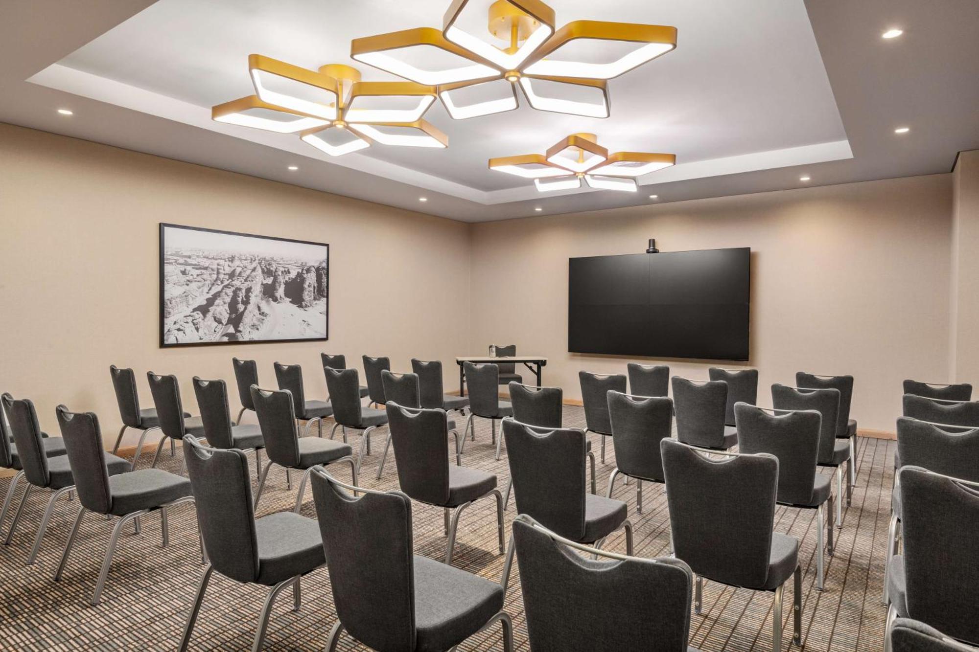 Radisson Blu Hotel Riyadh Convention And Exhibition Center ภายนอก รูปภาพ Meeting room