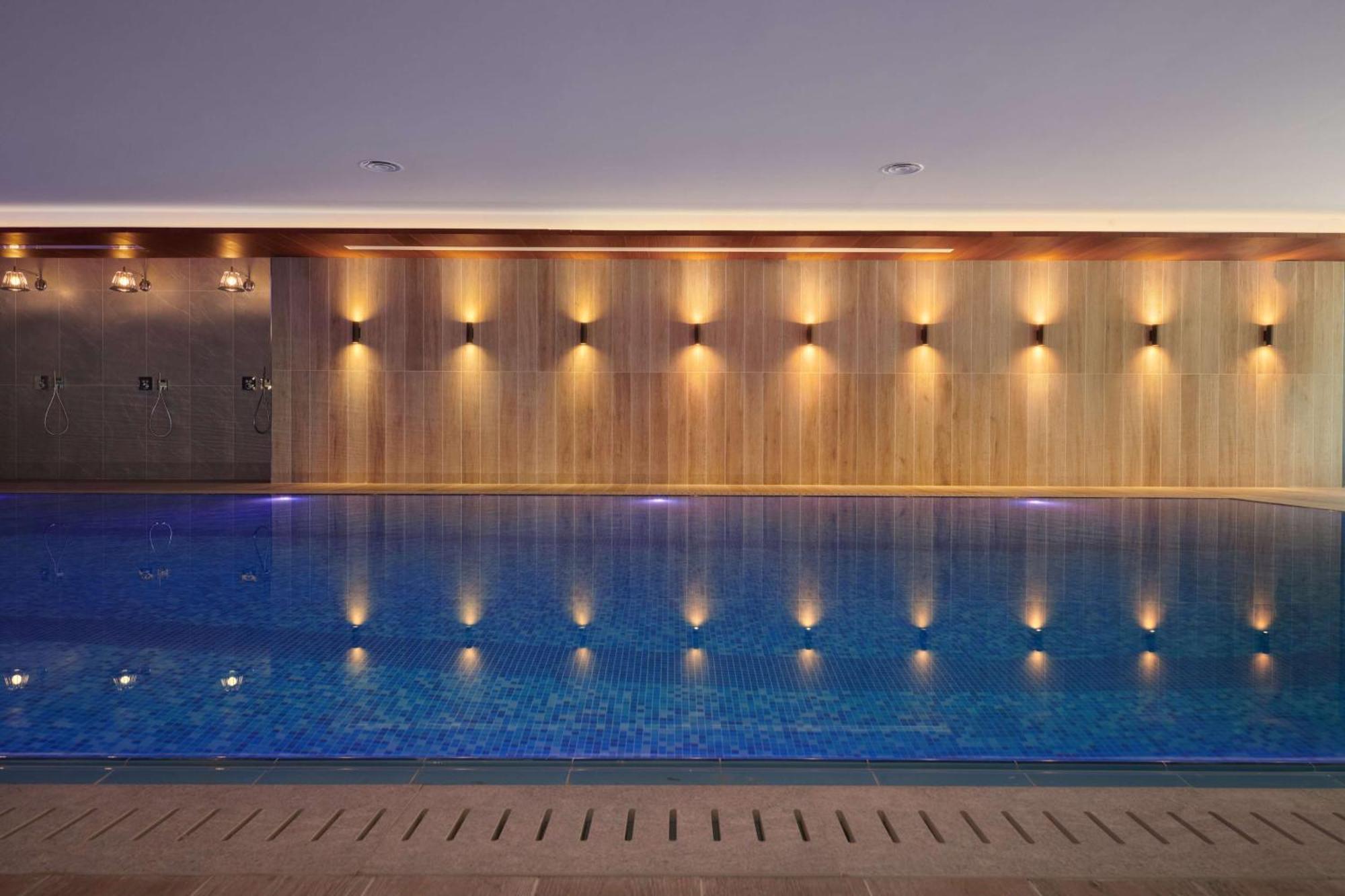 Radisson Blu Hotel Riyadh Convention And Exhibition Center ภายนอก รูปภาพ The swimming pool at The Dorchester