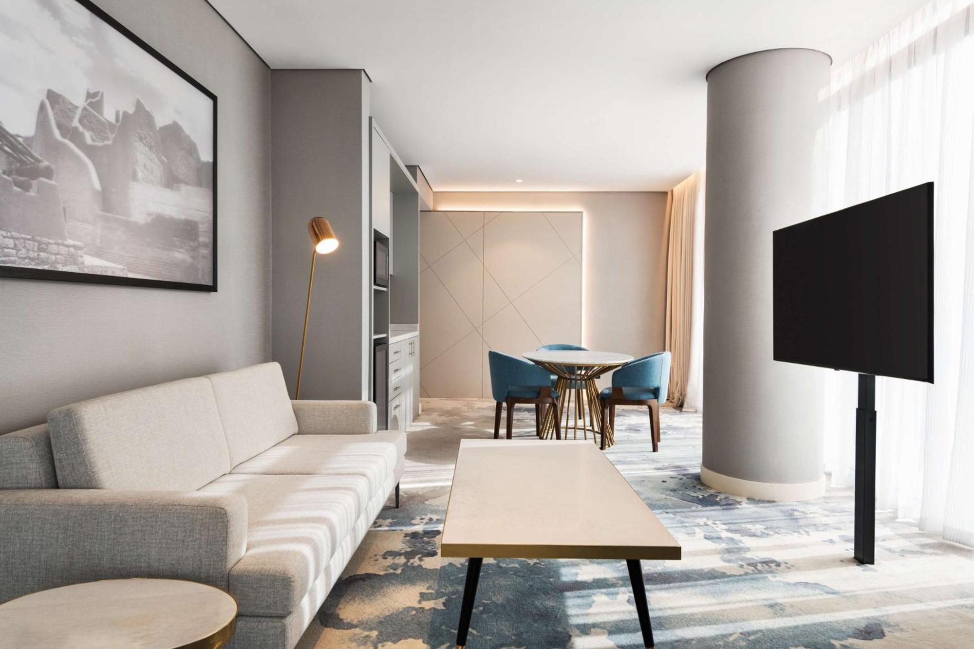 Radisson Blu Hotel Riyadh Convention And Exhibition Center ภายนอก รูปภาพ A suite at the hotel