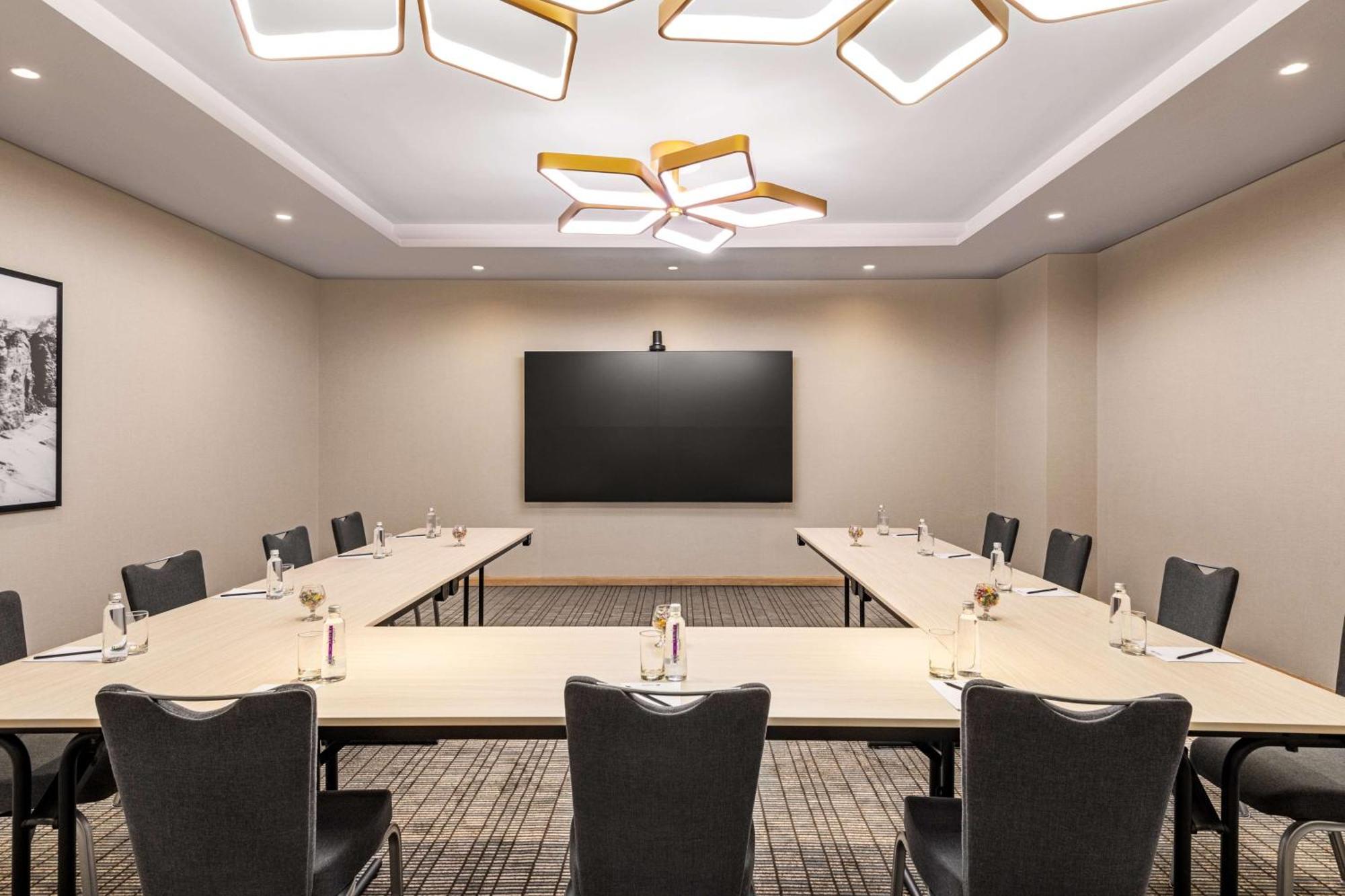 Radisson Blu Hotel Riyadh Convention And Exhibition Center ภายนอก รูปภาพ A meeting room at the Hilton Garden Inn