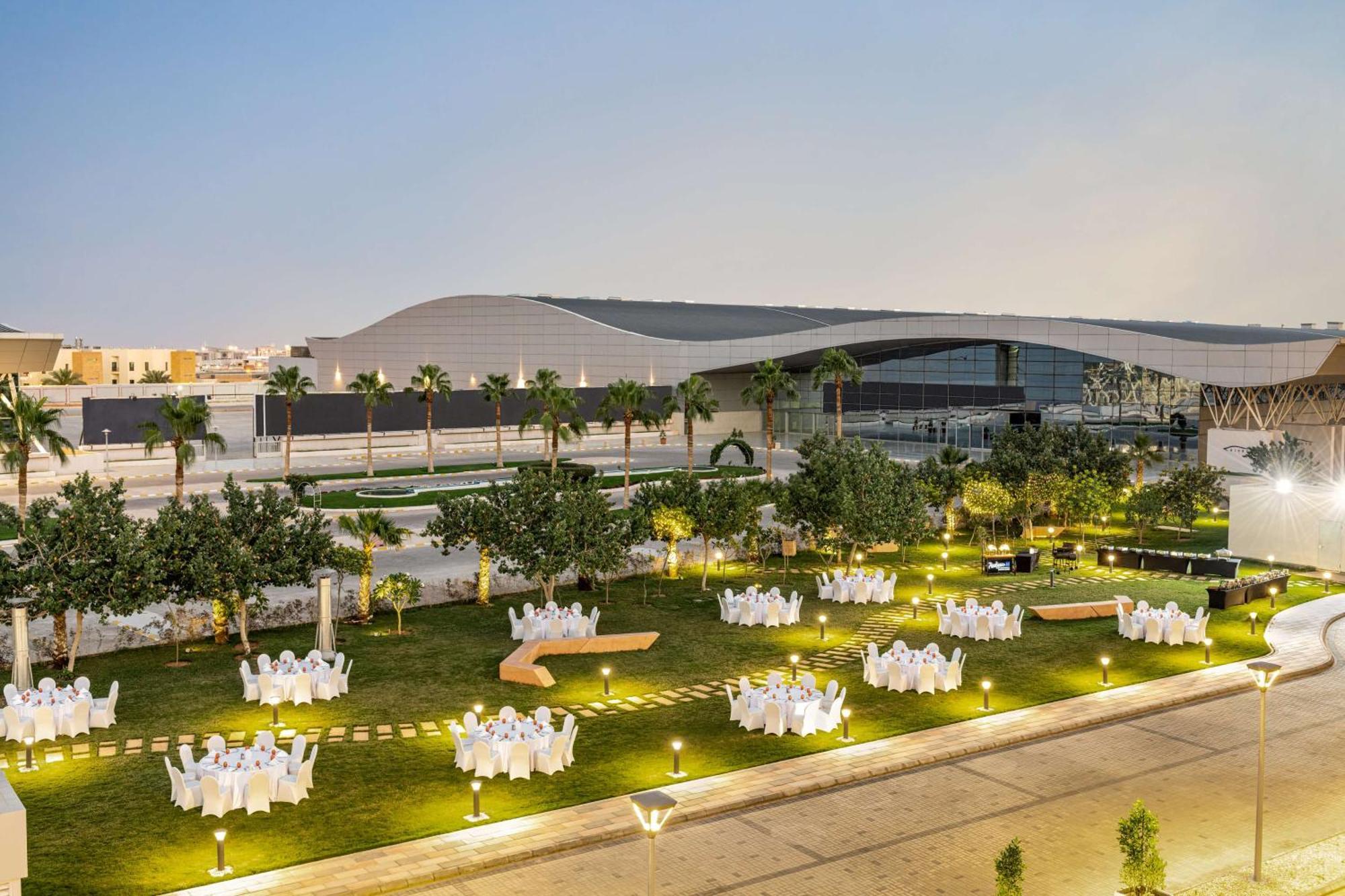 Radisson Blu Hotel Riyadh Convention And Exhibition Center ภายนอก รูปภาพ The lawn at the Ritz-Carlton, Riyadh