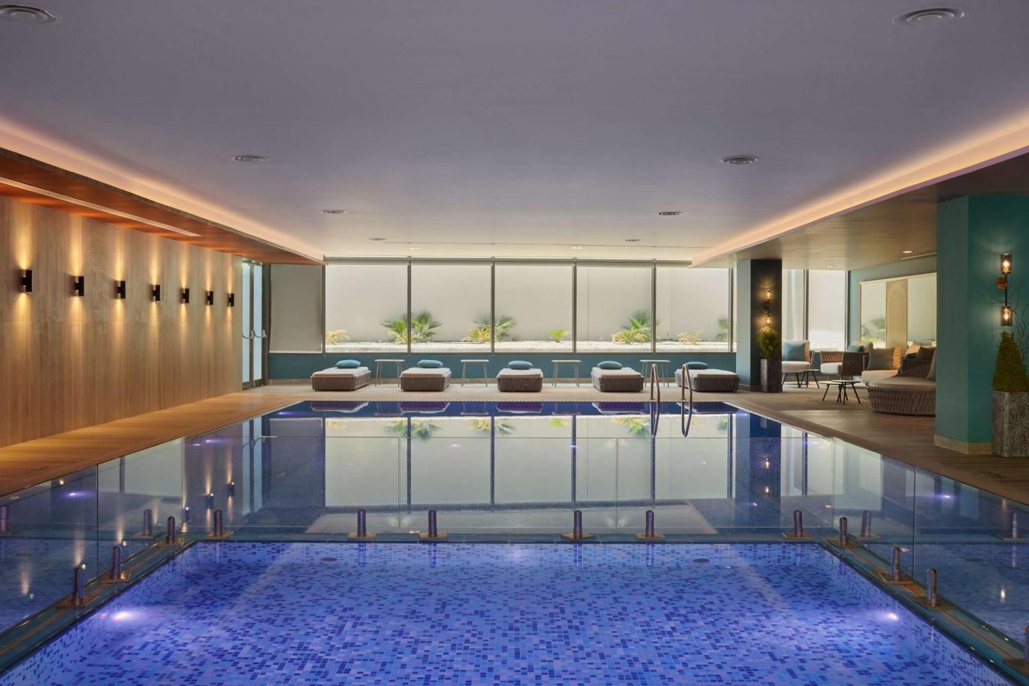 Radisson Blu Hotel Riyadh Convention And Exhibition Center ภายนอก รูปภาพ The swimming pool at The Dorchester
