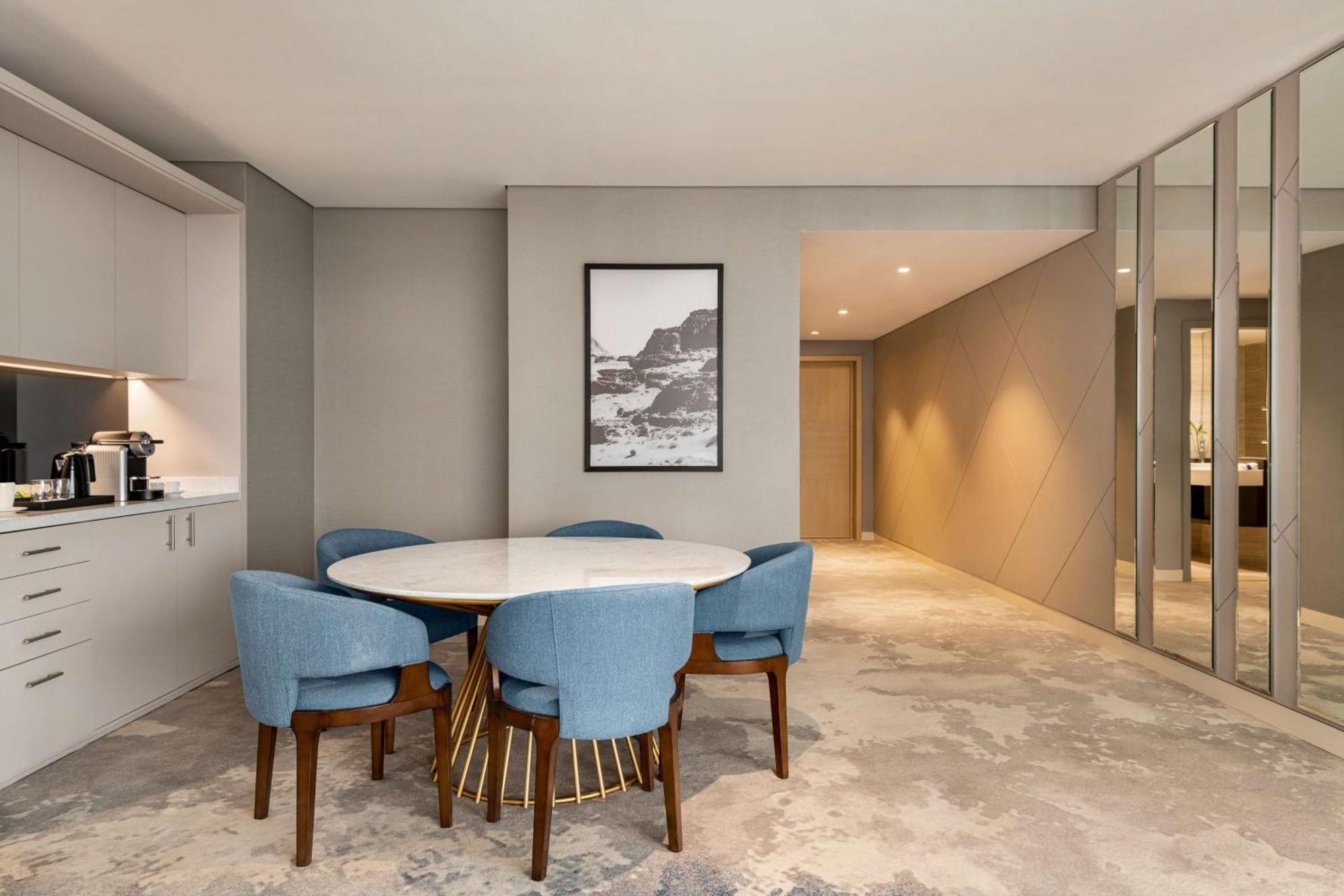 Radisson Blu Hotel Riyadh Convention And Exhibition Center ภายนอก รูปภาพ A suite at the hotel