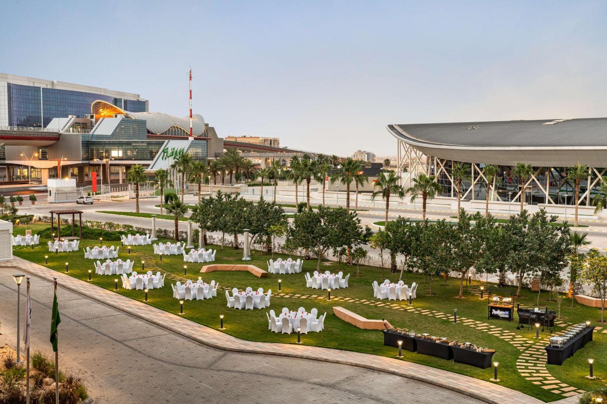 Radisson Blu Hotel Riyadh Convention And Exhibition Center ภายนอก รูปภาพ The Green
