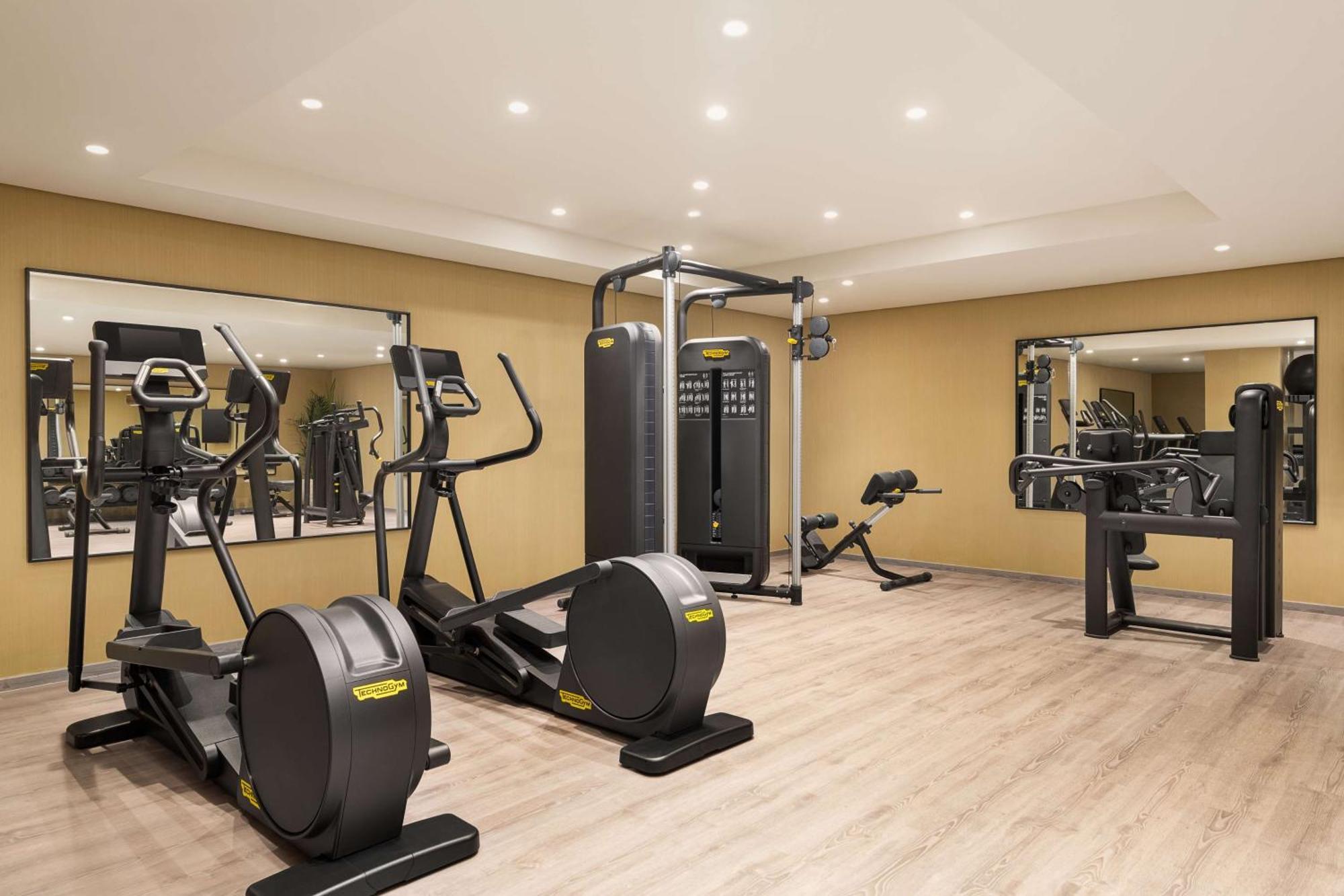 Radisson Blu Hotel Riyadh Convention And Exhibition Center ภายนอก รูปภาพ The gym at the hotel