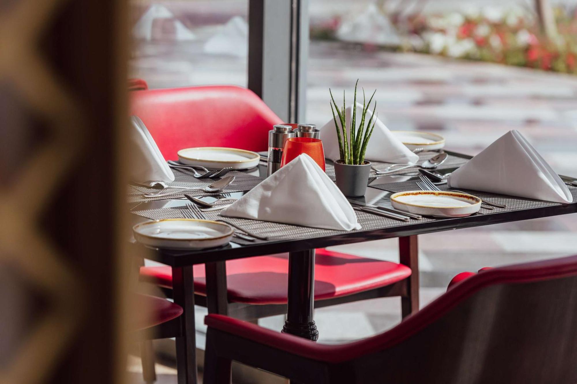 Radisson Blu Hotel Riyadh Convention And Exhibition Center ภายนอก รูปภาพ Restaurant