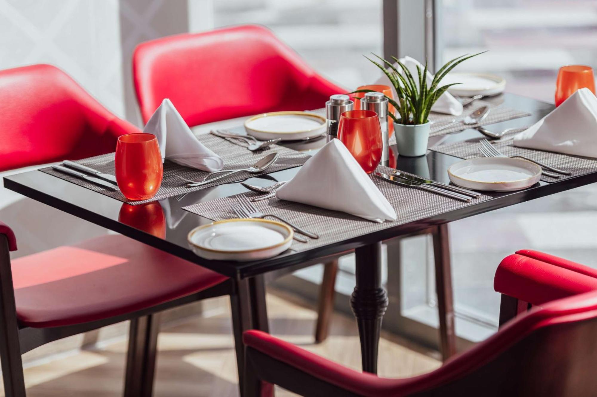 Radisson Blu Hotel Riyadh Convention And Exhibition Center ภายนอก รูปภาพ A table set for fine dining