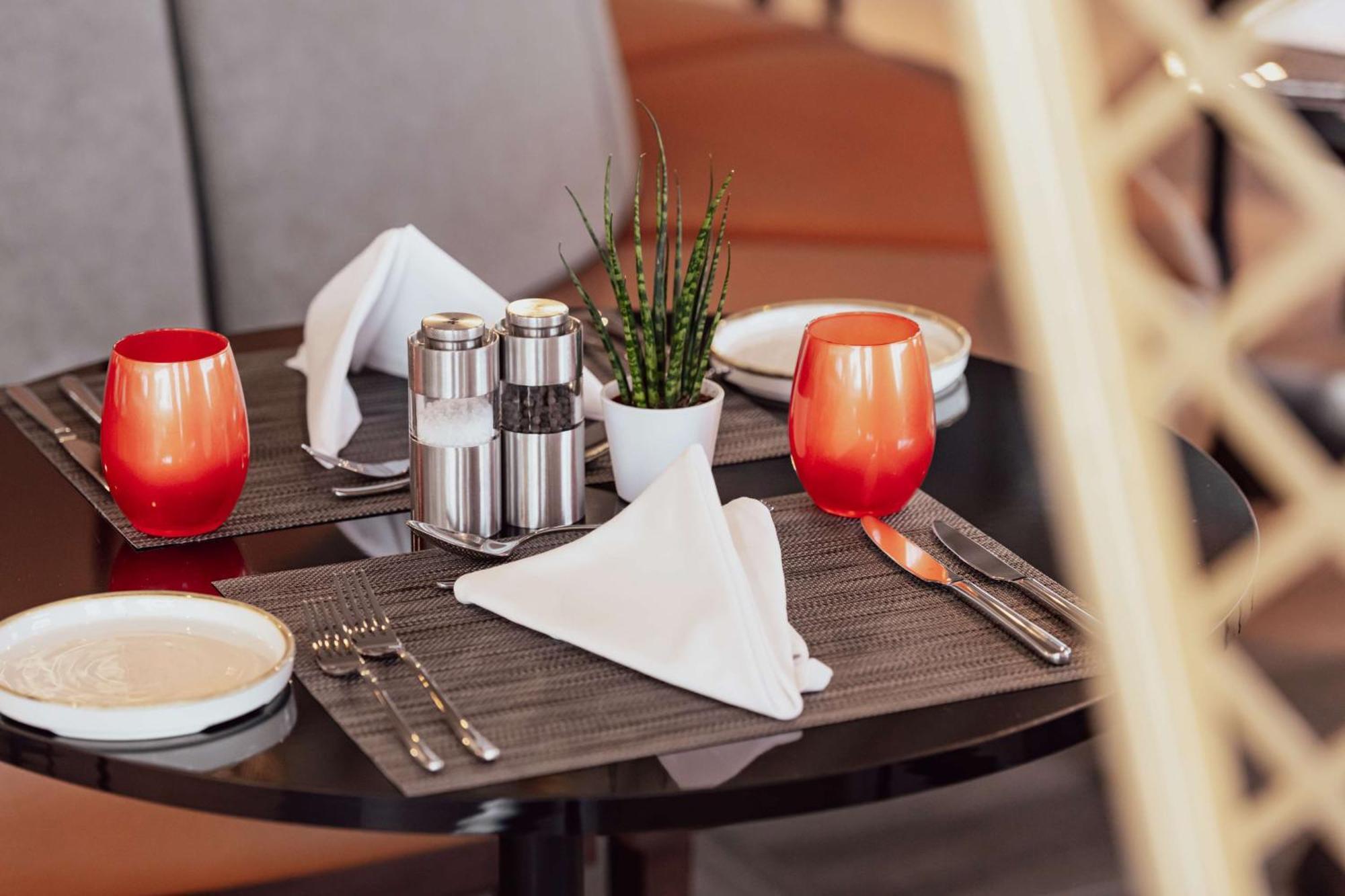 Radisson Blu Hotel Riyadh Convention And Exhibition Center ภายนอก รูปภาพ A place setting