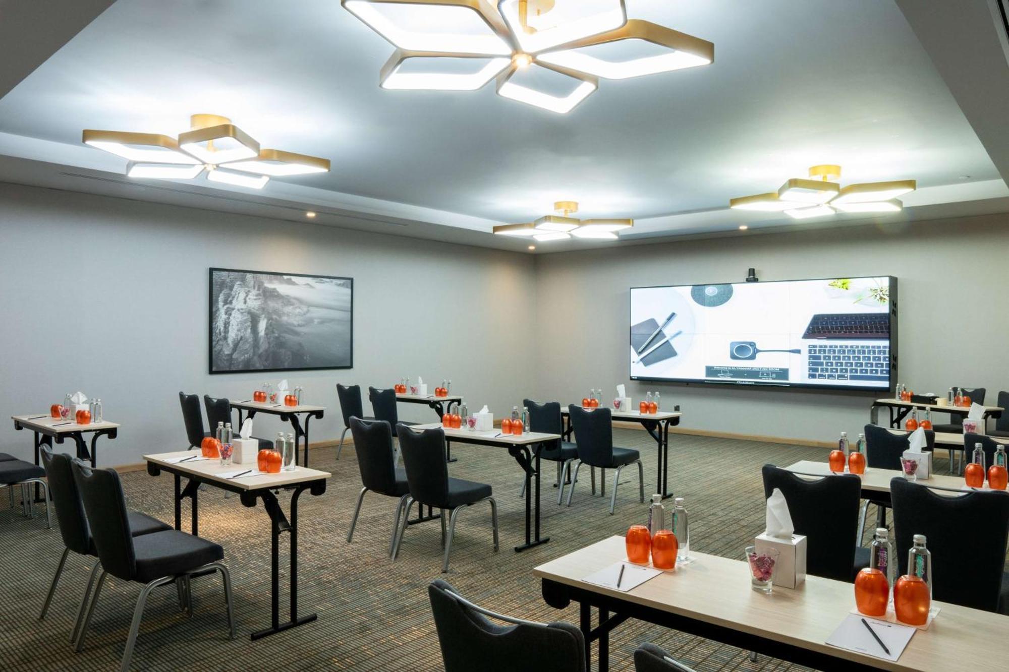 Radisson Blu Hotel Riyadh Convention And Exhibition Center ภายนอก รูปภาพ Meeting room