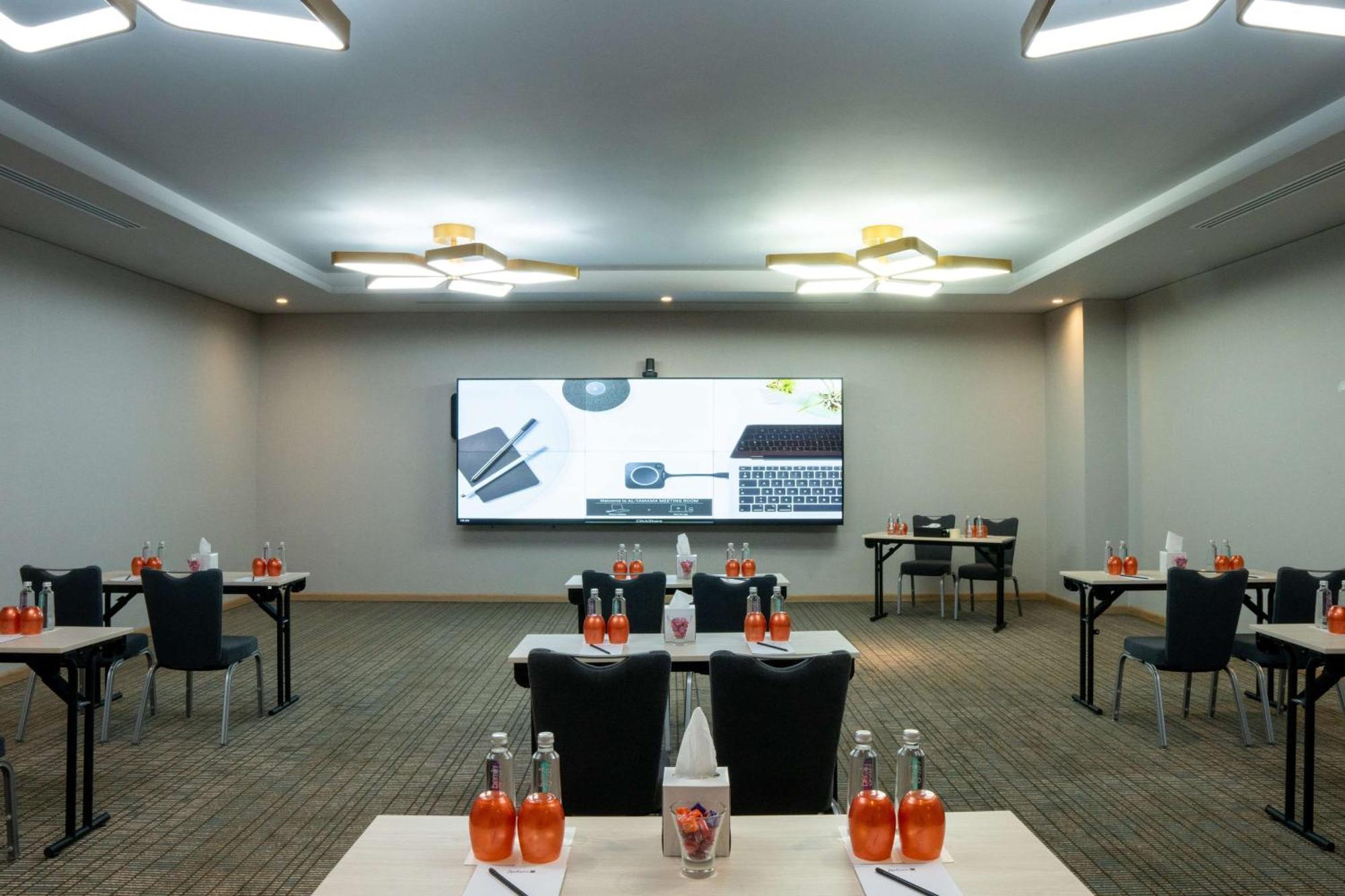 Radisson Blu Hotel Riyadh Convention And Exhibition Center ภายนอก รูปภาพ Meeting room at the hotel